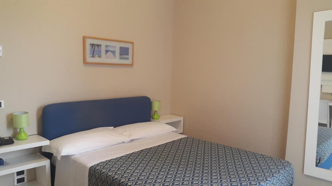 Hotel Lo Scoglio Porto Cesareo Room photo